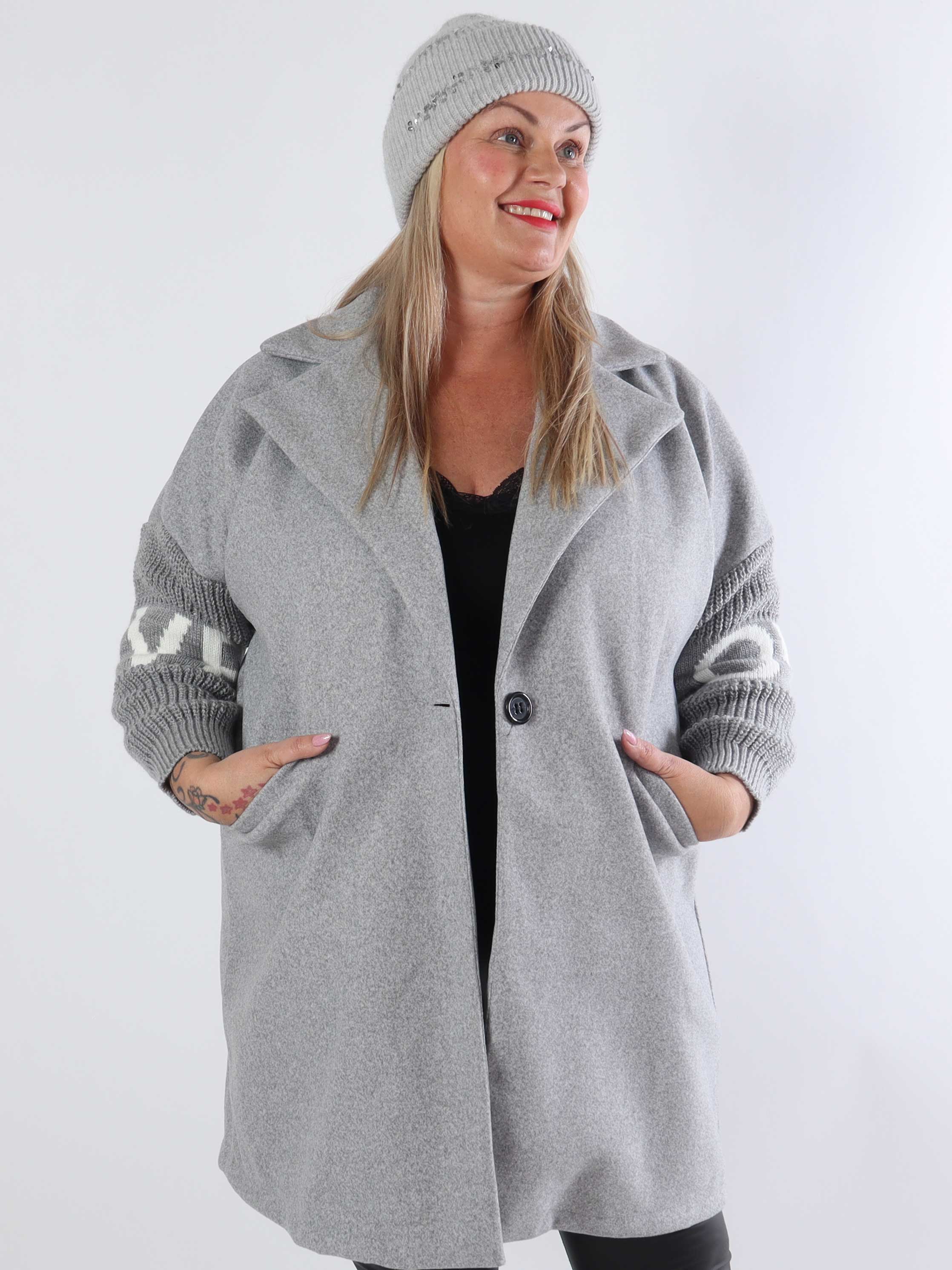 Debbie Short - Plus size-jacka med stickade ärmar